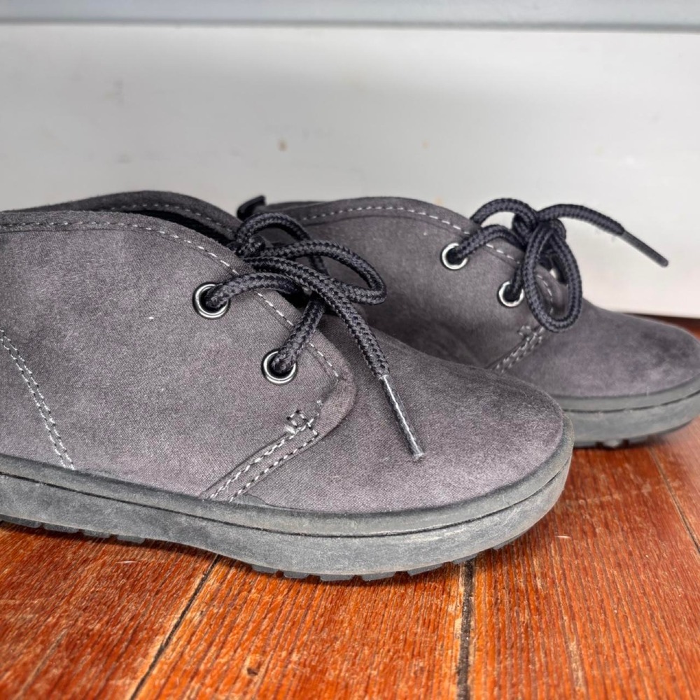 OshKosh Bgosh Kids Grey Faux Suede Chukka Boots Lace Up Ankle Boots Size 7